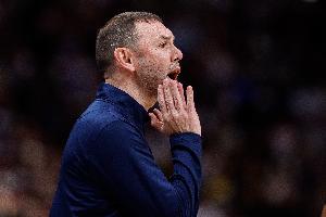 阿德尔曼谈球队缺少中锋：没有任何抱怨的余地 大家只能拼尽全力