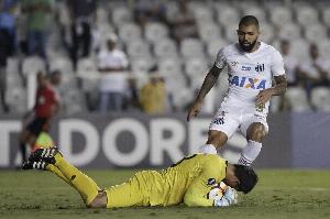 桑托斯官方：29岁前锋巴尔博萨回归，球员曾效力国米、本菲卡等队