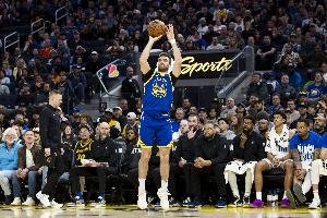 致敬保罗！湾区媒体自嘲：斯潘塞命中关键三分 将比分缩小至32分