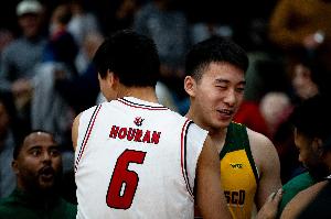 媒体人：王俊杰和淡厚然在篮板方面做得非常好 他们有巨大潜力