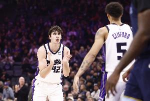 雷诺：习惯比赛中和队友大喊交流 这能帮助防守 也是我的一项优势