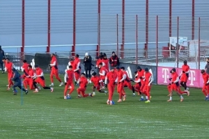 逐步回归！记者：穆西亚拉参加拜仁训练之前的热身