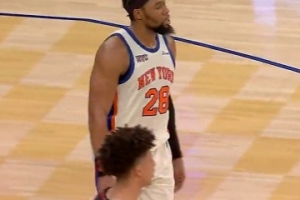 好在无碍！亚布塞莱篮下扭到腰 调整后继续打