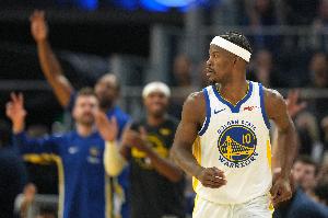 本季场均至少19+5+4且投篮命中率50%+三分40%+：巴特勒 约基奇 KD