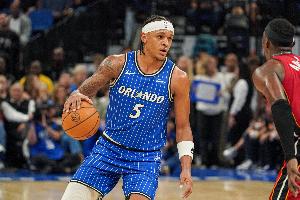 状态火热！班凯罗追身三分虚晃后再投进 包揽球队前9分！