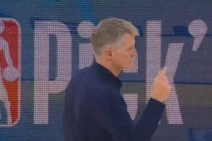 绷不住了😂SGA罚球期间 科尔向裁判演示勾手臂合球造犯规