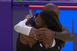 湖人力克灰熊！终场后詹姆斯留在场内拥抱莫兰特！