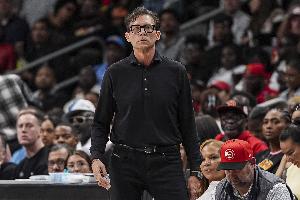 不给追分机会！布伦森前场造成奥孔武三分犯规 老鹰挑战成功取消