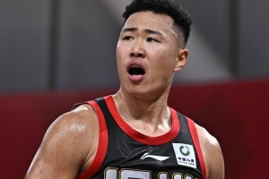 又硬又稳！贺希宁打满全场各种救火操作 12中7砍19分6板5助