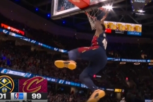 霸气外露！米切尔反击超车上演霸王举鼎暴扣 点燃全场打停掘金