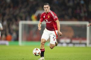 记者：加拉塔萨雷希望租借乌加特，愿承担全部税后工资