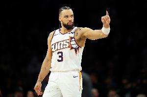 效率挺不错！狄龙三节打卡14中8&三分4中2拿18分 第三节单节10分