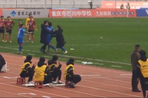 拉都拉不住！渝超大渡口队绝平被吹出界在先，球员暴怒追打裁判