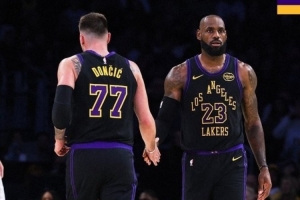 东詹组合带队赢球！湖人赢球海报：封面为东契奇詹姆斯击掌瞬间