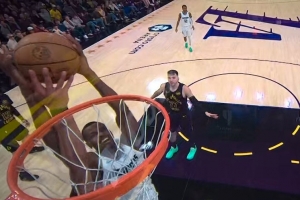 弹速惊人！海斯吃晃后再起 大帽拒绝前队友科洛克扣篮