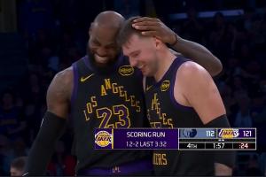 开心啦！詹姆斯上篮打停灰熊！大笑&单手搂着东契奇 轻拍后者脑袋