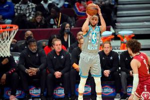 前天打黄蜂刚扭！库里：三球曾通过赛斯向我请教如何摆脱脚踝伤势