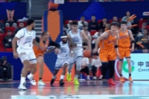 脚下好像没交待清楚！王哲林反击跑步上篮不中 反抢还犯规