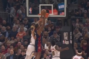 扣爽了！亨特吊球篮下莫布里 后者空中被打头仍然将球扣进