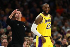 雷迪克：詹姆斯今晚是现象级 对手打出进攻高潮他总能回应