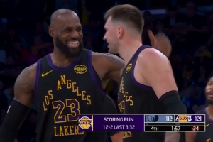 一波流？拉拉维亚压哨三分+詹姆斯突破上篮 湖人12-2打停灰熊