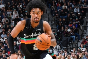 迪伦·哈珀生涯前25场4次替补砍20+ 超罗伊德·丹尼尔斯登队史第1