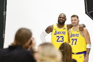 双核！詹姆斯和东契奇第3次作为队友同场砍下30+ 本赛季第1次