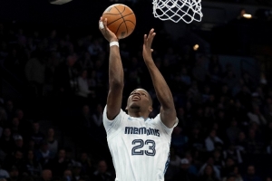 内线随便吃！科沃德篮下强吃尼克·史密斯 打进还造成犯规