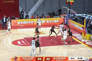 贺希宁反击对抗兰道夫上篮打中&后者躺在地上很痛苦 嘴巴还出血