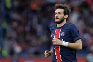 记者：克瓦拉茨赫利亚昨日训练中受伤，今日未参加合练