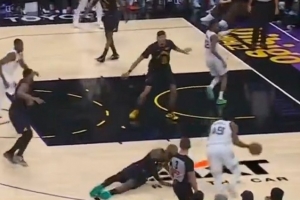 地太滑吗？詹姆斯补防GG·杰克逊 结结实实滑倒在地