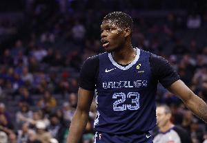 差了一点！科沃德冲击篮筐 起飞单臂扣篮被破坏