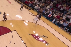 关键！米切尔自投自抢传出来 加兰三分反超比分！