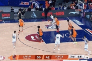 纵享丝滑！法尔单挑王哲林 转身抹过防守暴扣打成2+1