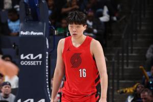 杨瀚森首节上场1分35秒 出手1次三分不中&没有得分 有1失误