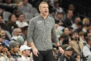 灰熊主帅伊萨洛抱怨斯玛特盖帽犯规 裁判对前者判罚技术犯规