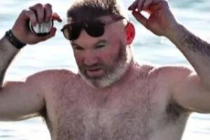 鲁小胖😂镜报：鲁尼度假被拍到挺着大肚腩，妻子科琳身着比基尼