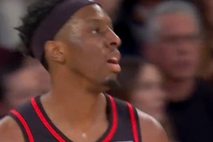 手感火热！奥孔武追身三分反超打停尼克斯 开场5分钟4中4已经11分