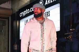 力争擒熊！湖人官推晒球员赛前入场照：雨天穿搭