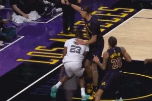 看着都疼！海斯被科沃德撞到要害部位 倒地不起