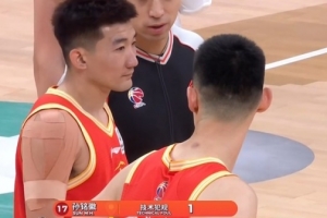 很不满！孙铭徽喋喋不休抱怨判罚 被吹技术犯规