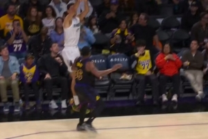 1回合5分！阿尔达马三分命中同时斯玛特一级恶意 灰熊3+1还有球权