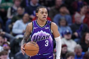 这年轻人！基昂特·乔治上半场11中5得15分4助1断 三分5中3