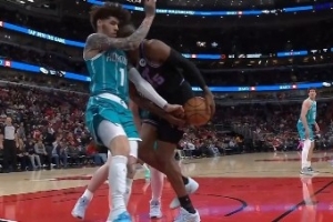 这下撞挺狠！拉梅洛·鲍尔拼抢和史密斯头撞头 史密斯搀回更衣室