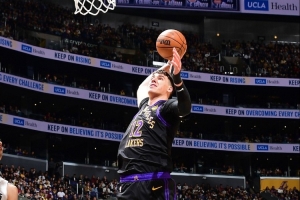 快攻连线！詹姆斯转发拉拉维亚暴扣片段：杰克起飞了