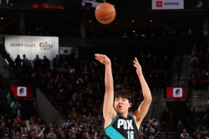 美媒体人：杨瀚森有些3分偏得离谱 不能看集锦 魔兽集锦里也有3分