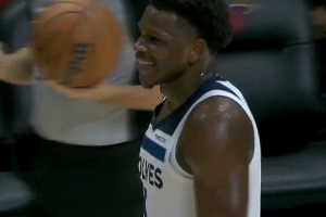 自己都笑了！爱德华兹首节最后一攻快速反击攻筐 但先二运违例了