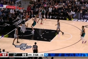 离谱！谢顿·夏普突破分球 送到无人区失误白白交出球权