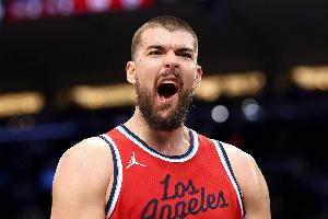 防守建功！祖巴茨守护篮筐积极补防 大帽杰伦·布朗