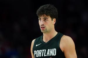 阿夫迪亚开拓者生涯5次25+三双位列队史第2 仅次于德雷克斯勒8次